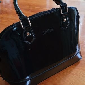 "CanoStilil " handbag in faux patent leather.